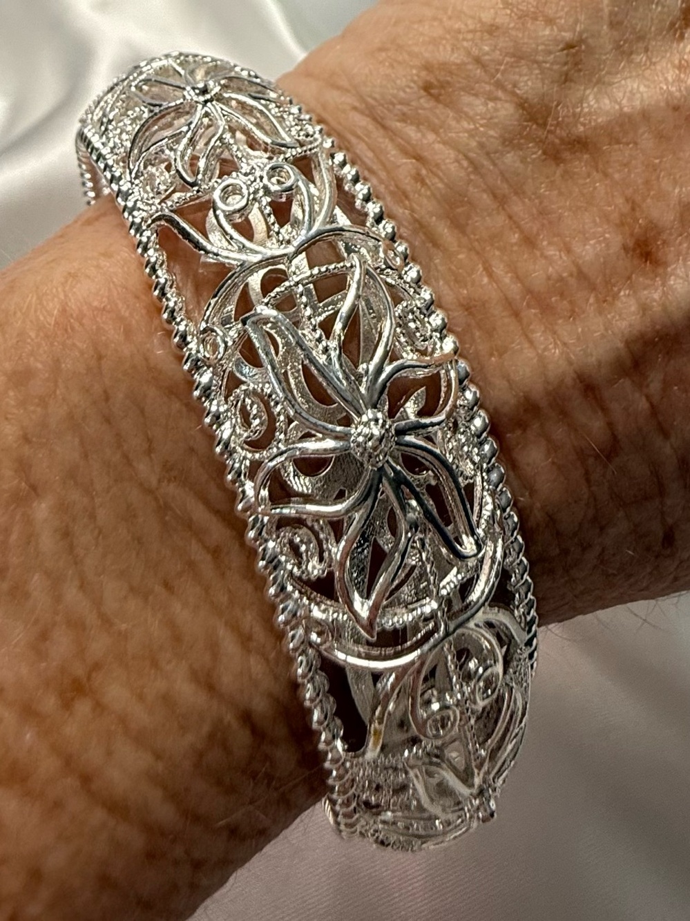 Fashion Jewelry Silver Filigree Floral Bangle Bracelet - Picture 3 of 6